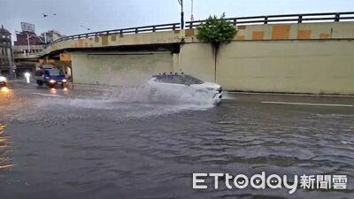 大雷雨狂炸基隆！東岸高架旁大面積積水　大武崙圓環泥水淹路