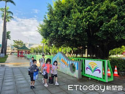 關廟國小退縮校地拓寬通學空間 200米鳳梨意象步道完工