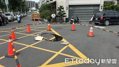 快訊／高雄又有路塌了！人孔蓋下陷變天坑　現場緊急封鎖