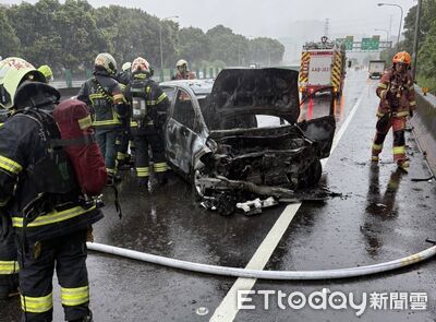 快訊／國3大雨事故連發！機車騎士遭撞命危...300m外追撞釀火燒車