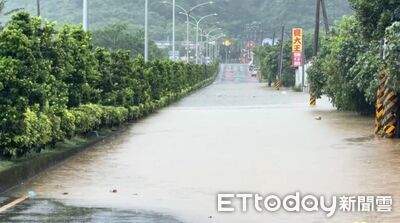 快訊／台2線43.5k又淹了！水深過膝　馬路成泥潭「雙向無法通行」