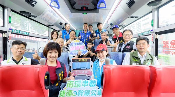 ▲桃園市長張善政今天出席「新桃園幹線南環線公車通車」，試乘新啟用的南環線公車。（圖／市府新聞處提供）