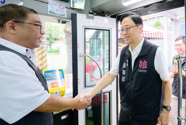 ▲桃園市長張善政今天出席「新桃園幹線南環線公車通車」，向南環線公車駕駛致意。（圖／市府新聞處提供）