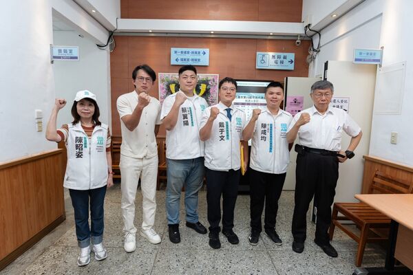 ▲▼柯文哲、黃國昌赴花蓮陪戴于文登記。（圖／民眾黨提供）