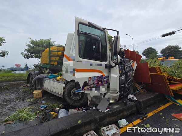 ▲▼ 半聯結車失控「衝出邊坡」跌落縣道 國 1 大林交流道急封閉拖吊 。（圖／記者翁伊森翻攝）