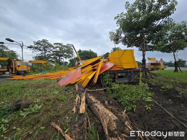 ▲▼ 半聯結車失控「衝出邊坡」跌落縣道 國 1 大林交流道急封閉拖吊 。（圖／記者翁伊森翻攝）