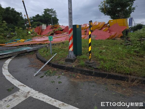 ▲▼ 半聯結車失控「衝出邊坡」跌落縣道 國 1 大林交流道急封閉拖吊 。（圖／記者翁伊森翻攝）