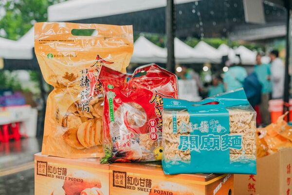 ▲新北健康三寶甘藷正香甜 希望廣場、板橋農會接力展售。（圖／新北市農業局提供）