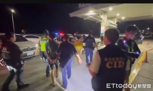 ▲成功警方調閱監視器掌握涉案車輛，並於案發後1小時內查獲6名涉案人員及作案刀械。（圖／記者楊晨東翻攝）