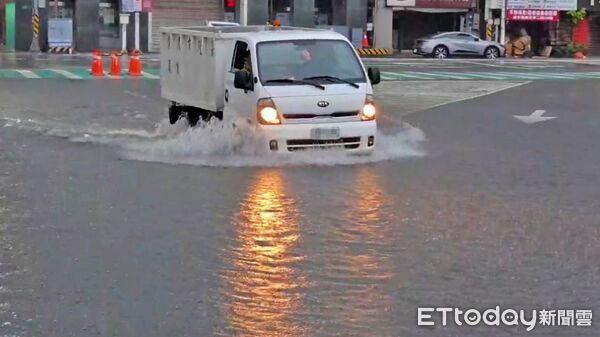 ▲基隆東岸高架旁大面積積水 大武崙圓環泥水淹路。（圖／記者郭世賢翻攝）