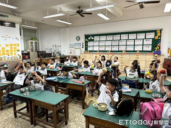 ▲115學年度台南市全面補助國中小學校午餐經費，水果、乳品也提升至每月「8果6乳」。（記者林東良翻攝，下同）