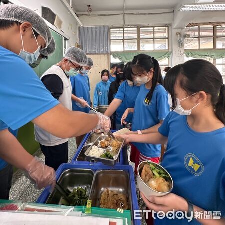 ▲115學年度台南市全面補助國中小學校午餐經費，水果、乳品也提升至每月「8果6乳」。（記者林東良翻攝，下同）