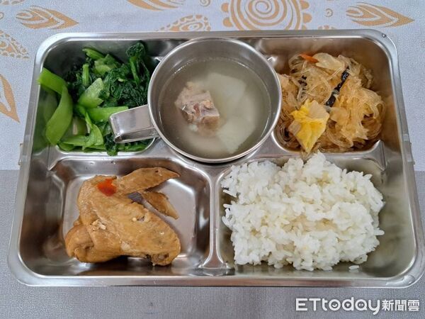 ▲115學年度台南市全面補助國中小學校午餐經費，水果、乳品也提升至每月「8果6乳」。（記者林東良翻攝，下同）