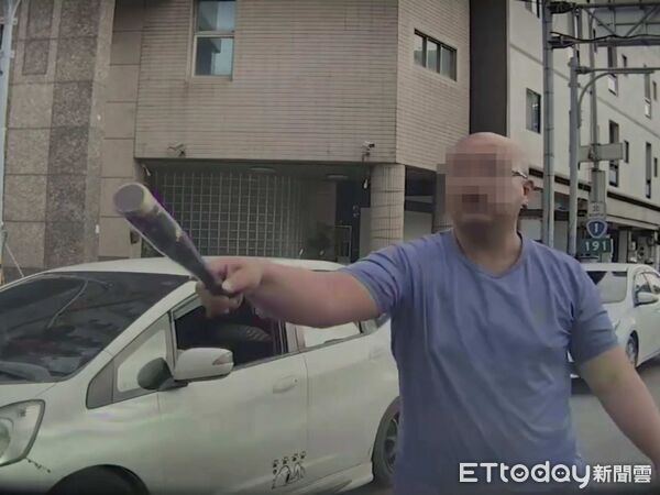 ▲男子發生行車糾紛竟持球棒下車揮舞,遭移送偵辦。(圖/記者唐詠絮翻攝)
