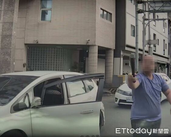 ▲男子發生行車糾紛竟持球棒下車揮舞,遭移送偵辦。(圖/記者唐詠絮翻攝)