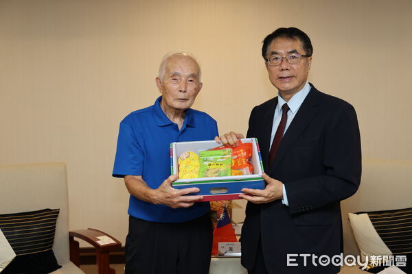 ▲日本水戶市議長袴塚孝雄率團拜會台南市長黃偉哲,雙方就體育及學生交流交換意見。(記者林東良翻攝,下同)