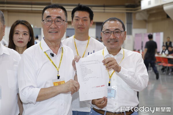 ▼李四川登記參選後與侯友宜合影。(圖/記者湯興漢攝)