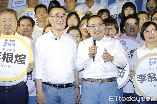 ▼侯友宜4日現身陪同李四川登記參選新北市長，並高喊要交棒給李。（圖／記者湯興漢攝）