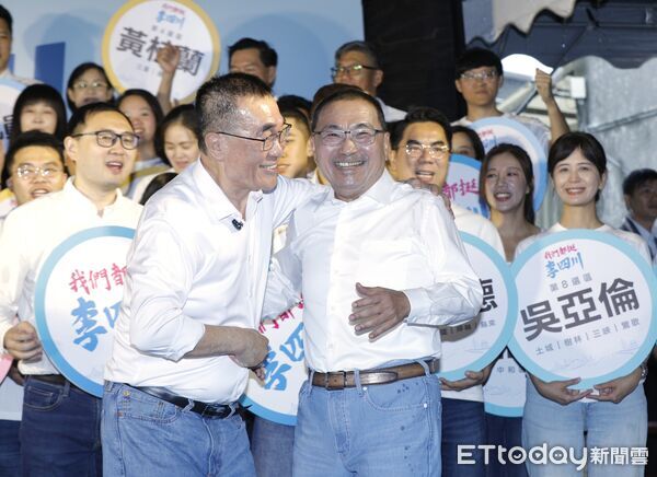 ▲侯友宜4日告假陪同李四川登記參選新北市長。(圖/記者湯興漢攝)