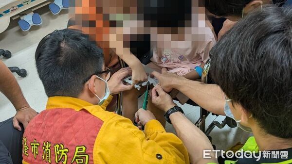 ▲國小女童食指卡塑膠椅洞紅腫 消防鋸椅救援3小時脫困。(圖/記者郭世賢翻攝)