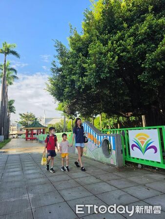 ▲台南市政府投入1024萬元改善關廟國小通學步道,完成長約200米的安全人行空間。(記者林東良翻攝,下同)