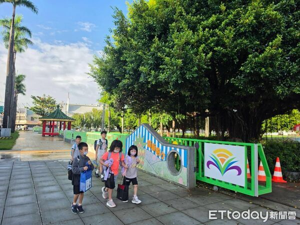 ▲台南市政府投入1024萬元改善關廟國小通學步道,完成長約200米的安全人行空間。(記者林東良翻攝,下同)