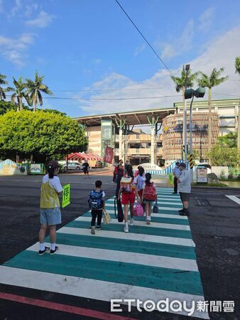 ▲台南市政府投入1024萬元改善關廟國小通學步道,完成長約200米的安全人行空間。(記者林東良翻攝,下同)