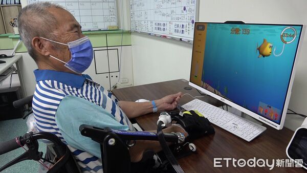 ▲74歲陳姓老農不幸中風，東華醫院以AI遊戲幫助他提升復健效率。（圖／竹山東華醫院提供，下同）