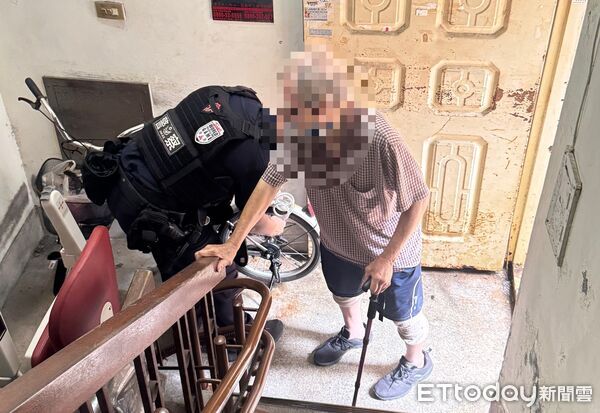 ▲警方攙扶鄭姓老翁走樓梯護送返家。（圖／記者陳崑福翻攝）