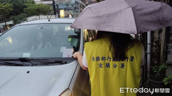 ▲妻狂違停罰單累積950筆欠31萬 愛車遭扣急辦分期。(圖/記者郭世賢翻攝)