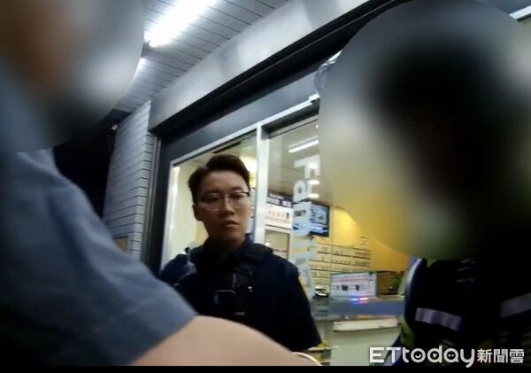 ▲警方將黃男帶回偵辦。（圖／桃園警分局提供）