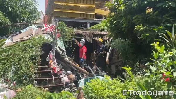 快訊／大雨狂炸！「嘉義老屋倒塌」1男一度受困 送醫救治中