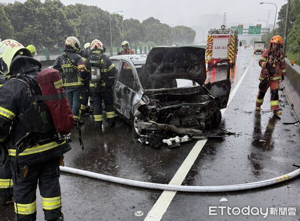 快訊／國3大雨事故連發！機車騎士遭撞命危...300m外追撞釀火燒車