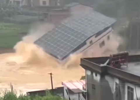 ▲▼「沙德爾」一早又毀莆田4棟房。（圖／翻攝自微博）