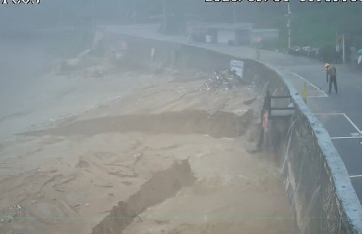 ▲▼基隆大武崙沙灘被暴雨沖刷，沙地被切出巨大高低落差，宛如「海灘大峽谷」。（圖／產市政府發處提供）