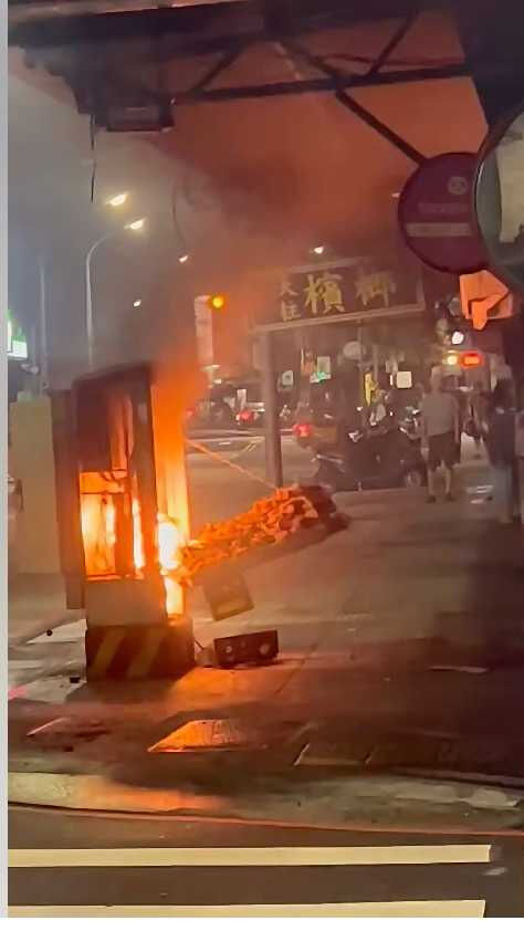 蘆洲區民族路上的變電箱突起火爆炸。（圖／翻攝臉書／我是蘆洲人）