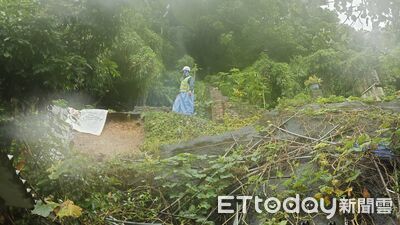 快訊/大雨狂炸!北市士林臨溪路「土石滑落」 現場劃設警戒線