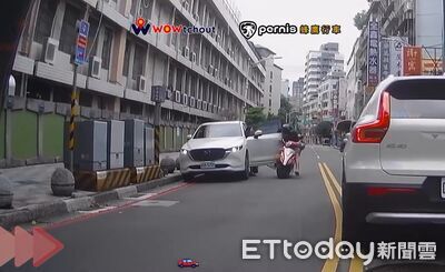 長髮短褲妹違停突開車門！騎士慘被砍頭擊落　險被對向車輾過