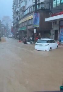 基隆暴雨「基金一路淹成河」!水深1輪胎高 網見畫面:好慘