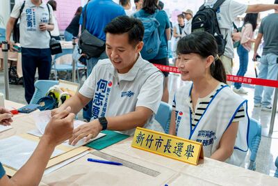 不怕黨紀!何志勇登記選新竹市長 還酸高虹安「幾個月前還在忙官司」