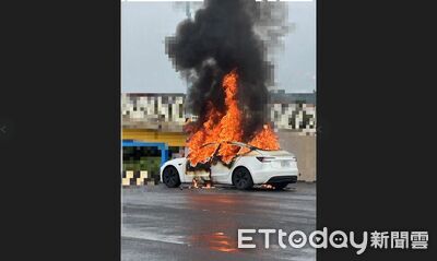 西濱路邊電動車陷火海!40歲男燒成焦屍 烈焰沖天恐怖畫面曝