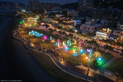 八里城市沙雕增「拉拉熊氣偶」助陣　16作品夜間點燈更浪漫