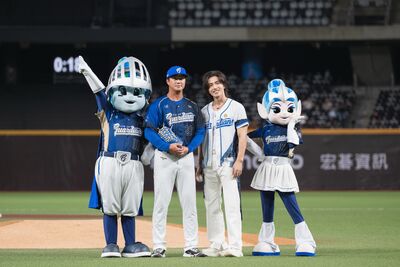 49歲言承旭大巨蛋左投超準開球！「神凍齡狀態」驚豔全場