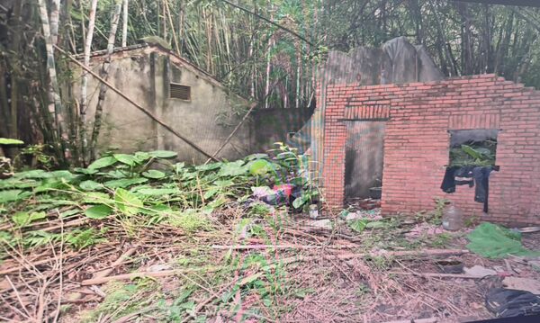 ▲桃園市龜山警方上月21日接獲通報，丁姓移工陳屍在龜山區東舊路附近廢棄紅磚屋內，圖為現場。（圖／龜山警分局提供）