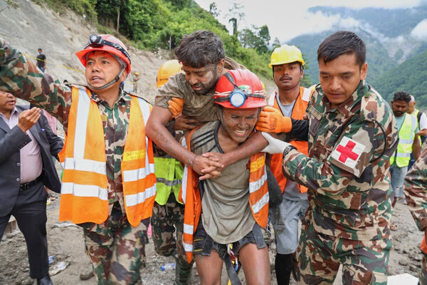 ▲▼尼泊爾洪災9天後，特里蘇里3A水力發電計畫（Trishuli 3A Hydropower Project）隧道救出2名倖存者。（圖／達志影像／美聯社）
