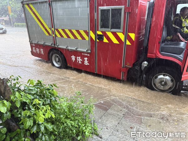 ▲豪雨狂炸基隆！24小時雨量162毫米。（圖／記者郭世賢翻攝）