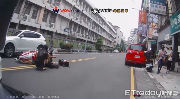 長髮短褲妹違停突開車門！騎士慘被砍頭擊落 險被對向車輾過