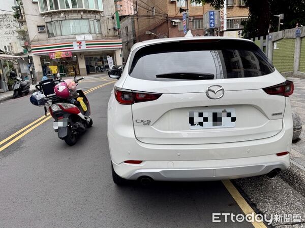 ▲▼彭女違停突開車門，導致林男撞上後倒地險遭輾。（圖／記者陸運陞翻攝）