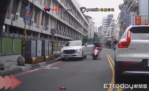 ▲▼彭女違停突開車門，導致林男撞上後倒地險遭輾。（圖／記者陸運陞翻攝）