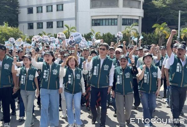 ▲民進黨雲林縣長參選人劉建國今日上午在黨公職及上百名支持者陪同下，步行前往縣選委會完成參選登記，現場「凍蒜」聲不斷。（圖／記者游瓊華翻攝）